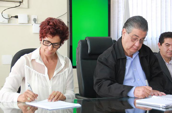 Assinaram o termo a Promotora da Infância e Juventude, Dra. Simone Maria Bellezia e o Prefeito Marcio Reinaldo / Foto: Ascom PMSL