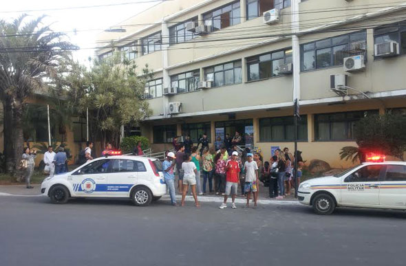 Os moradores seguiram para a prefeitura para cobrar melhorias no bairro/ Foto: Maíra Almeida/ via whatsaap