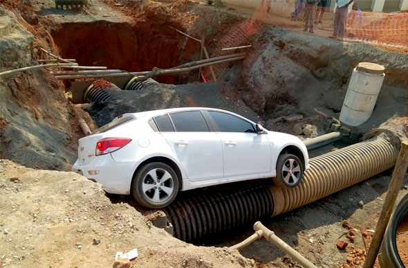 O carro caiu dentro do buraco da obra realizada pela Prefeitura/Foto: enviada via Whatsapp