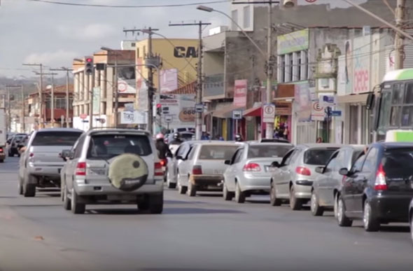 Os semáforos sem sincronia vem causando transtornos na Rua Antônio Olinto /Foto: reprodução do vídeo