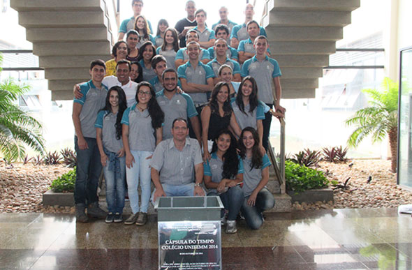 Alunos da turma de 2014 com a equipe do Colégio UNIFEMM / Foto: Ascom Unifemm