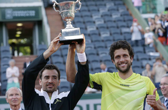Ivan Dodig (à esquerda) e Marcelo Melo (à direita) levantam o troféu de Roland Garros 2015 / Foto: Estadão Conteúdo 