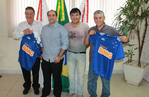Médico do Cruzeiro Esporte Clube realiza visita à Prefeitura Municipal / Foto: PMSL