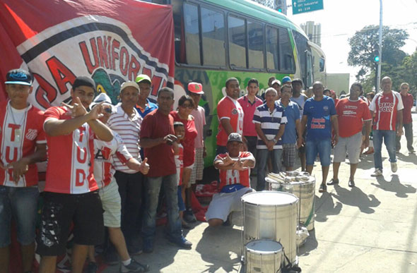 Torcedores do Democrata foram até Nova Serrana apoiar o time alvirrubra / Foto: Daniel Lanza