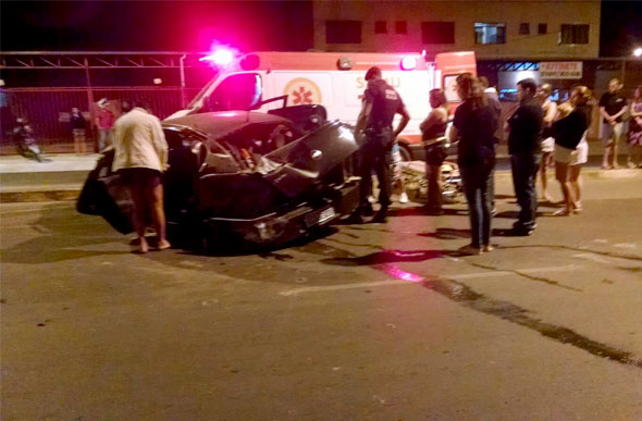 Após bater o carro várias vezes, o motorista fugiu do local deixando seu passageiro ferido/Foto: enviada via Whatsapp