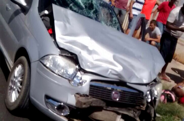 Com o impacto da batida o carro ficou destruído/Foto: Enviada via Whatsapp