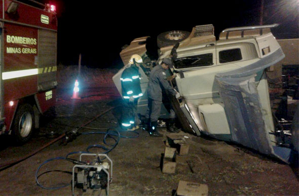 Usando o material apropriado, o motorista foi resgatado/Foto: Ascom Bombeiros