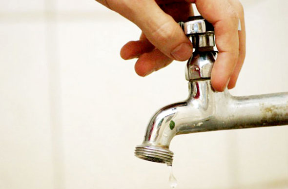As pessoas devem economizar a água para não faltar no período de reparo do sistema / Foto: bandnewsfmcuritiba.com