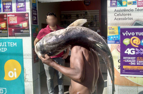 O senhor Adão levou o peixe no ombro/ Foto: enviada por leitor via whatsaap