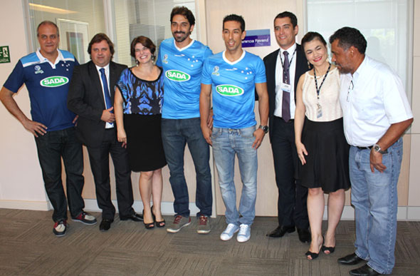 Jogadores do Sada Cruzeiro visitam patrocinadora Amil antes do clássico contra Taubaté / Foto: Andréia Santos 