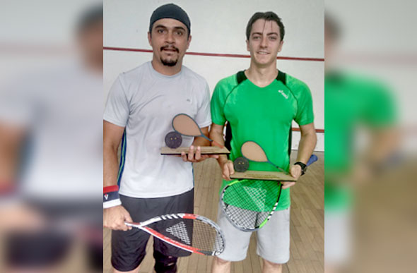 Na categoria intermediário - Dudu (à esq.) e o campeão Tonho / Foto:Thiago Miaga 
