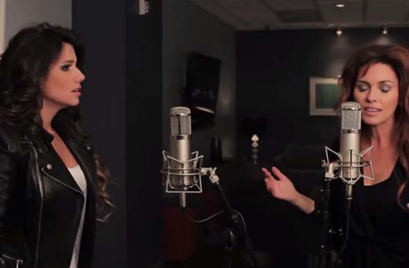 Paula Fernandes e Shania Twain na gravação da música “You’re Still The One” / Foto: reprodução youtube