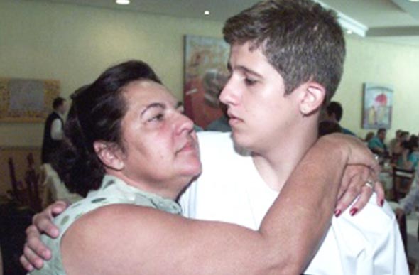 Pedrinho com a mãe (Vilma Martins) que o sequestrou / Foto: noticias.uol.com.br