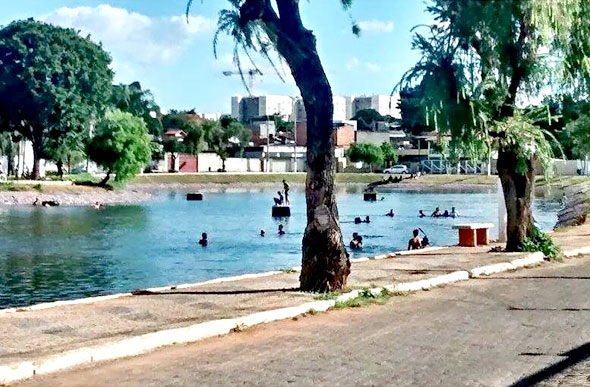 Lagoa foi tomada por banhistas durante o fim de semana / Foto: Via WhatsApp 