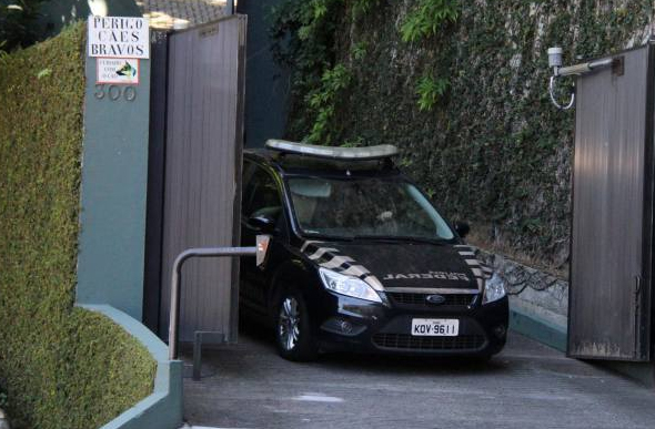PF entrando na residência da ex-mulher de Eike Batista para efetuar mandado / Foto: José Lucena