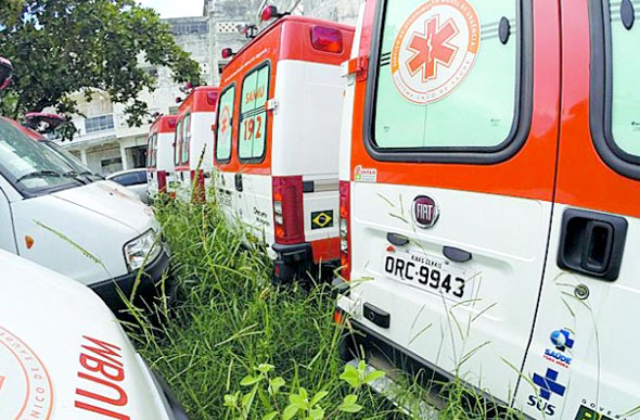 Pelo menos uma das ambulâncias que estão paradas em Santa Luzia deveria atender Sete Lagoas e região / Foto: Moisés Silva O Tempo