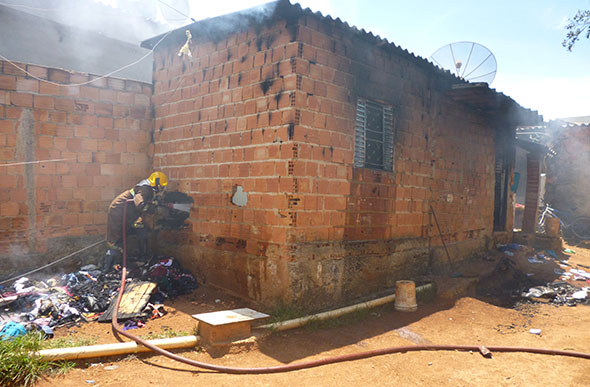 Casa fica destruída depois do incêndio / Foto: Divulgação