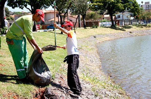 Servidores da Codesel fazem a limpeza na Lagoa da Boa Vista / Foto: Alan Junio