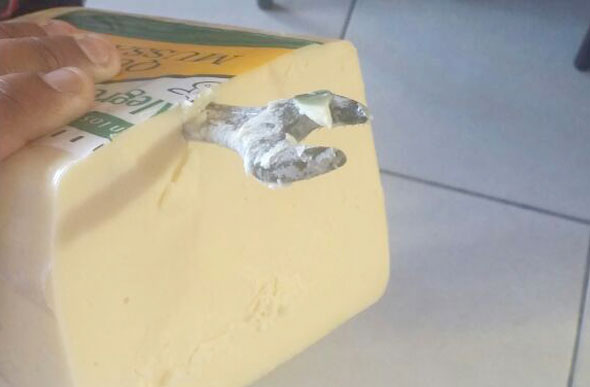Comerciante descobriu ferramenta quando foi ralar o queijo / Foto: Rafael Candea