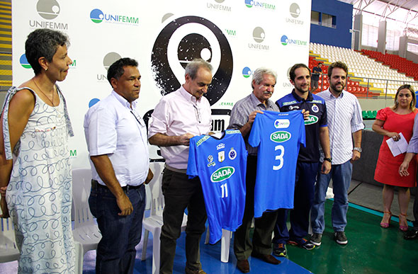 Vice-presidente da Sada Cruzeiro, Alberto Mediole e o reitor da universidade, Antônio Bahia apresentam o novo uniforme do time de vôlei Sada Unifemm / Foto: Alan Junio