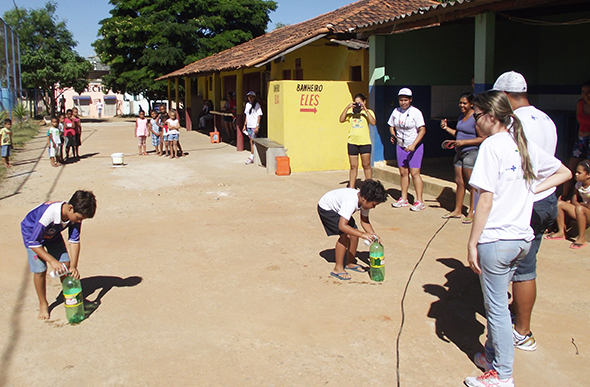 Os alunos participam de várias brincadeiras e esportes no programa / Foto: Divulgação