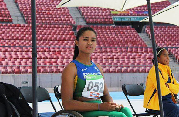 A deficiência na perna não limita a força e coragem de Raissa / Foto: Arquivo pessoal