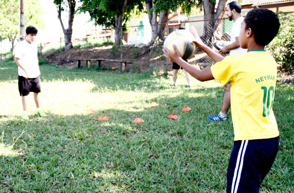 Flávio Henrique estranhou a bola oval, mas aprovou a experiência / Foto: Marcelo Paiva