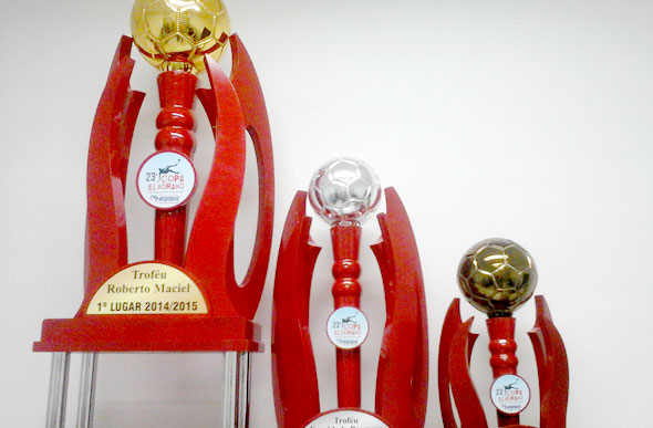 Troféus que serão entregues aos vencedores de mais uma Copa Eldorado / Foto: Kener Tarabal