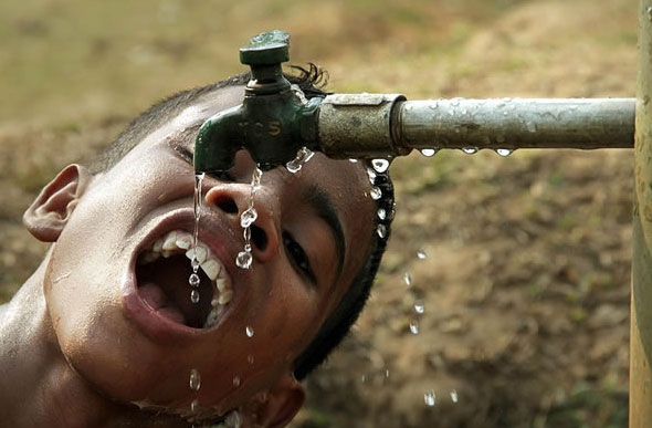 2,4 bilhões de indivíduos, ainda não têm acesso a serviços de saneamento básico e água potável/ Foto: Sushanta Das/Associated Press via LA Times