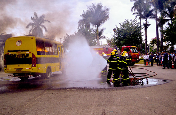 Simulado combate ao incêndio - Foto: Alan Junio