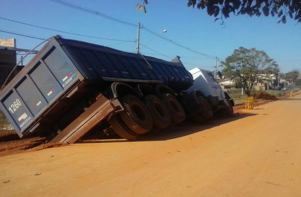 Caminhão tomba em vala de serviço do SAAE /Foto: via whatsaap