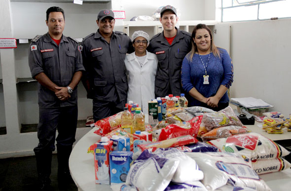 As instituições receberam os alimentos pelo Corpo de Bombeiros / Foto: Alan Junio