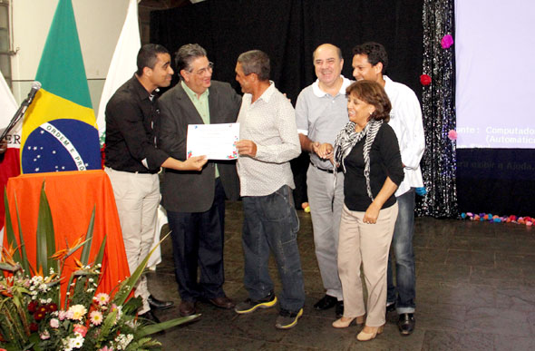 Entrega de certificado / Foto: Luiz Cláudio Alvarenga