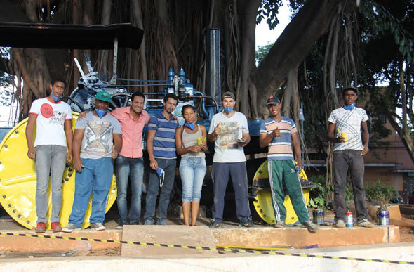 Jovens do programa “Estação Juventude” pintaram a máquina de macadame da Praça Barão do Rio Branco/ Foto: Luiz Cláudio Alvarenga