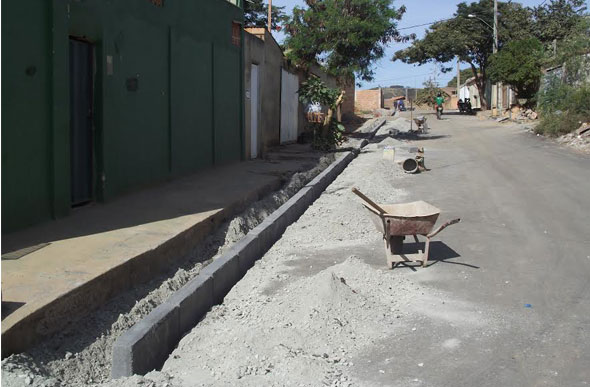 Ruas do Bairro Verde Vale recebem colocação de meio-fio/ Foto: José Geraldo Soares Barbosa