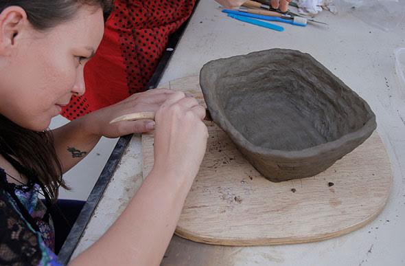 Renata Poliana é uma amante da arte de argila e cerâmica/ Foto: Alan Junio