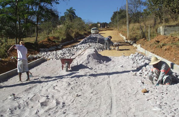 A pavimentação está sendo realizada com pedras assentadas em pó de minério/ Foto: José Geraldo Soares Barbosa