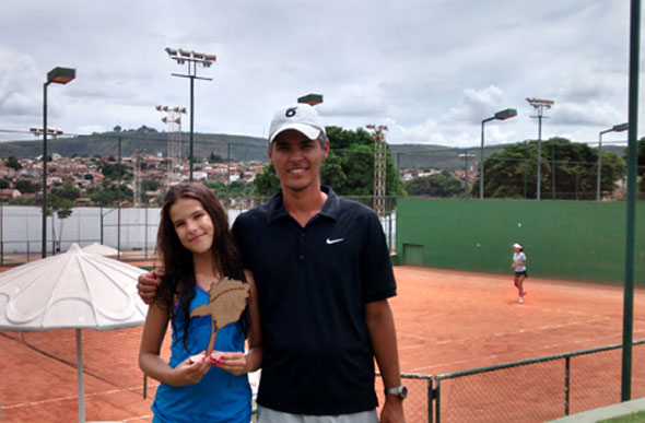 Julia Campolina com o treinador Arlem Tavares / Foto: Clube Náutico de Sete Lagoas