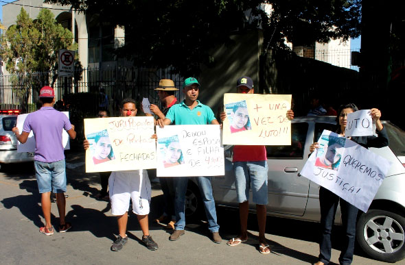 Familiares e amigos protestaram na frente do Fórum de Matozinhos / Foto: Portalmatozinhos.com.br