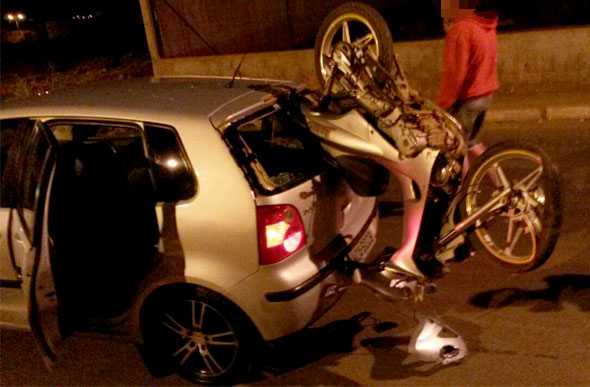 A moto 'cinquentinha' como é conhecida, ficou grudada na traseira do carro / Foto: enviada via Whatsapp