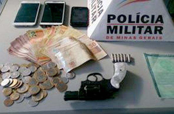 O dinheiro e a arma foram apreendidos com os suspeitos / Foto: Polícia Militar