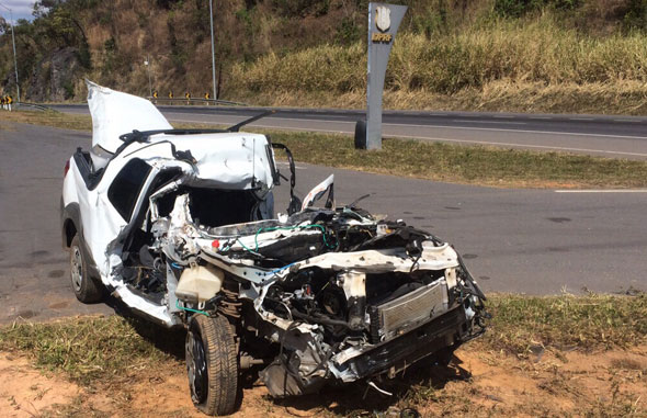 O carro ficou totalmente destruído com o impacto / Foto: enviada via Whatsapp