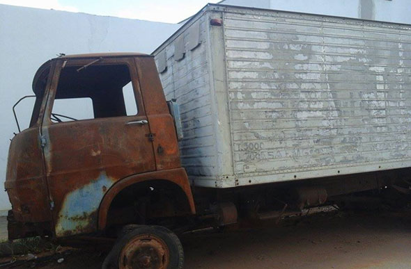 Proprietário de veículo sucateado será multado por abandonar o carro / Foto: Roberta Lanza 