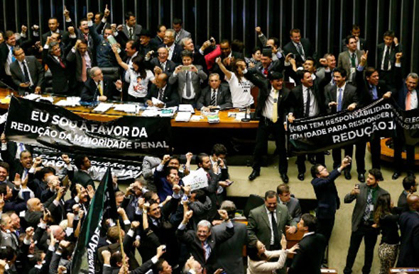 Deputados defensores da redução da maioridade penal comemoram aprovação da medida no plenário da Câmara/ Foto: Pedro Ladeira/Folhapress