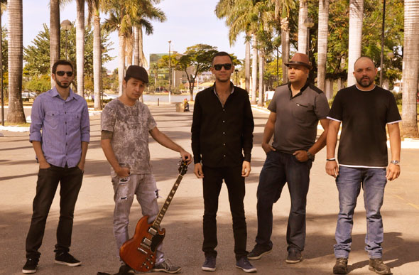 Banda Dr. Fulano, da esquerda para direita: Ives Melo (Guitarra), Akio Inoue (Guitarra) Marcílio Peggo (Vocal), Edson Maciel (Baixo), Gervânio Pereira (Bateria) / Foto: Gaby Valadares