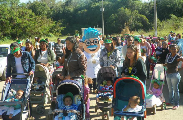O professor H20 foi uma das atrações do evento e a passeata contou com a presença até de bebês de apenas quatro meses/ Foto: divulgação SAAE