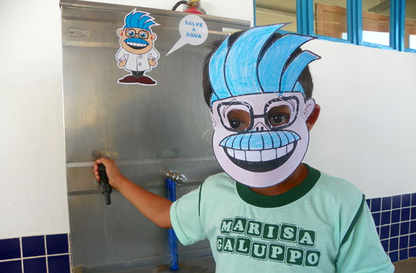 As crianças ganharam mascaras do mascote da campanha / Foto: Celso Martinelli