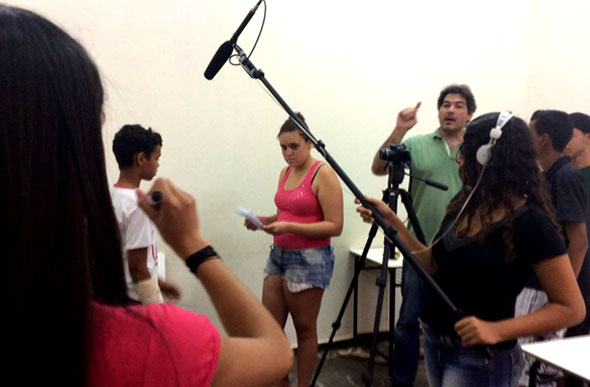 O professor Capucci Júnior (o que está com blusa verde) ministra uma atividade prática aos alunos / Foto: Ascom PMSL 