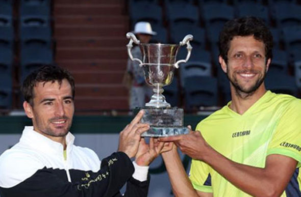 Marcelo Melo e Ivan Dodig levantam o troféu de Roland Garros / Foto: Divulgação