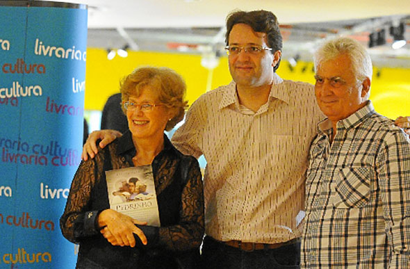 O Autor Renato Alves com os verdadeiros pais do Pedrinho / Foto: Divulgação